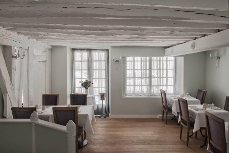 Une salle sobre mais chaleureuse.