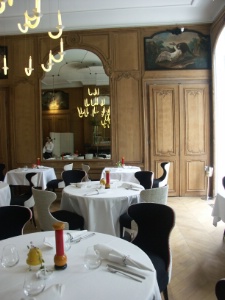 Un décor classique et design en accord avec la cuisine du chef.