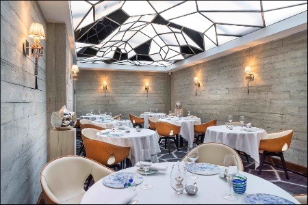 Un restaurant de 25 couverts à la déco inspirée par la parisienne : 'chic, sobre et terriblement sexy, un restaurant qui plaît aux femmes et séduit les hommes', précise le chef.