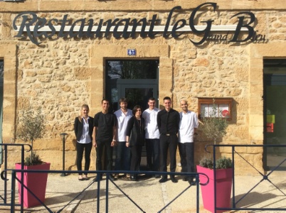 L'équipe du Grand Bleu devant le restaurant, ouvert d'avril à octobre.