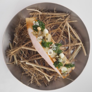 Cote de veau tigré, bonbons de tomme de brebis, fleur de câpres et citron confit Cote de veau tigré, bonbons de tomme de brebis, fleur de câpres et citron confit