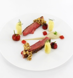 Caneton de Challans, suprême rôti au miel de notre toit, épices, jus au vinaigre de cerises, muesli.