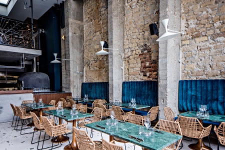 Une vaste salle avec mezzanine et un four à pizza au centre : 157 places assises.