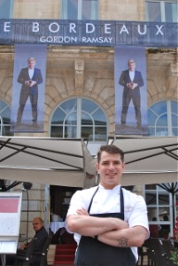 Alex Thiebaut, devant la brasserie Le Bordeaux Gordon Ramsay.