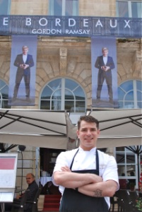 Alex Thiebaut, devant la brasserie Le Bordeaux Gordon Ramsay.