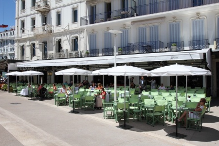 Une terrasse disposant de 150 couverts est idéalement située à l'entrée de la Croisette, aux pieds du palais des Festivals