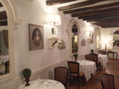 L'Oratorien propose une cuisine gastronomique où les produits du terroir sont à l'honneur. L'Oratorien propose une cuisine gastronomique où les produits du terroir sont à l'honneur.