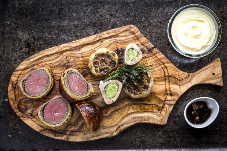 À la carte, des plats à partager tel le boeuf d'Aubrac, os à moelle en croûte d'herbes et 'jacket potato'.