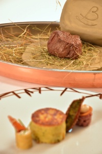 Filet de boeuf de Charolles AOP cuit au foin en croûte d'argile.