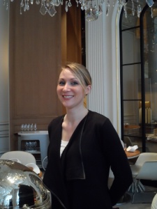 Depuis avril dernier, Claire Sonnet, 31 ans, occupe le poste de maître d'hôtel responsable au Restaurant Alain Ducasse au Plaza Athénée. Depuis avril dernier, Claire Sonnet, 31 ans, occupe le poste de maître d'hôtel responsable au Restaurant Alain Ducasse au Plaza Athénée.