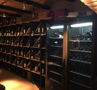 La cave à vin présente des vins Corses et continentaux. La cave à vin présente des vins Corses et continentaux.