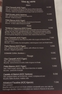 La carte des vins - ici celle des vins au verre - présente tous les attributs du vin pour aider le client à faire son choix. La carte des vins - ici celle des vins au verre - présente tous les attributs du vin pour aider le client à faire son choix.