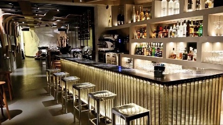 Le restaurant dispose d'un espace bar à cocktails. Le restaurant dispose d'un espace bar à cocktails.