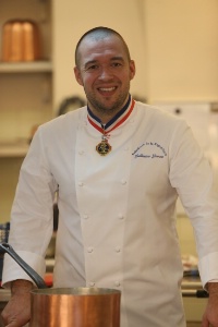 Guillaume Gomez, le chef des cuisines de l'Elysée, est le parrain des Chefs Solidaires 2016. Guillaume Gomez, le chef des cuisines de l'Elysée, est le parrain des Chefs Solidaires 2016.
