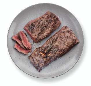 La pièce de viande au centre de l'assiette et le thym fumant dans le nouvel Hippo, Paris