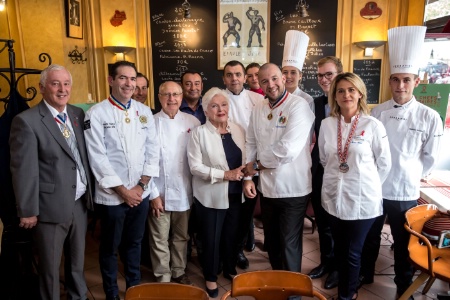 Line Renaud, marraine du Sidaction et Guillaume Gomez, ambassadeur de l'édition 2016 avec les représentants des associations professionnelles soutenant l'opération Chefs solidaires.