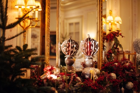 La boutique de Noël du Shangri-La parisien propose des objets et autres pâtisseries à emporter.