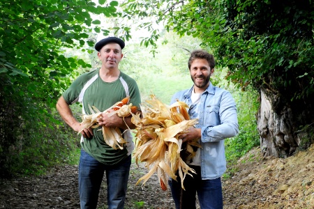 Le producteur de maïs Jon Harlouchet et le chef Julien Duboué, au Pays basque.
