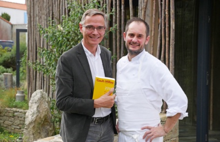 Côme de Chérisey, directeur de la rédaction et président directeur général de Gault&Millau, et Alexandre Couillon, La Marine à Noirmoutier-en-Ile, nommé Cuisinier de l'année.