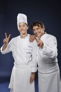 Shintaro Awa, le candidat représentant la France et Yannick Alléno, son chef mentor, sur la deuxième place du podium.