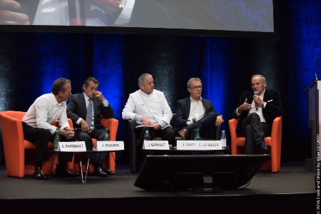 De g. à d. : Stéphane Raimbault, Jacques Maximin, Joël Garault, Jacques Gantié et Christian Le Squer (au micro), lors de l'un des principaux débats sur le métier de chef. De g. à d. : Stéphane Raimbault, Jacques Maximin, Joël Garault, Jacques Gantié et Christian Le Squer (au micro), lors de l'un des principaux débats sur le métier de chef.