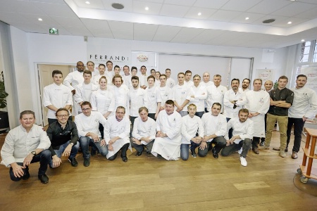 Les candidats avec les membres du jury et les commis de Ferrandi Paris.