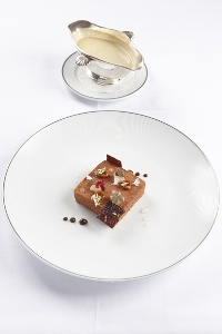 Le dessert du vainqueur : Souvenir d'enfance en velours, biscuit creusois crème légère au mascarpone, café du Brésil et poires pochées aux épices.
