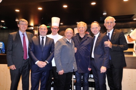 Michel Pérol, directeur général de Lagardère Travel Retail France, Stéphane Tendéro, directeur du restaurant, Thierry Martin, chef de cuisine, Thierry Marx, l'architecte Patrick Bouchain, Patrick Ropert, directeur général de SNCF Gares & Connexions, Guillaume Pépy, président du directoire de la SCNF.