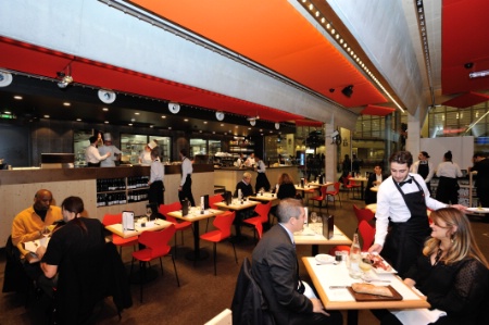 La Brasserie de l'Etoile du Nord avec cuisine ouverte.