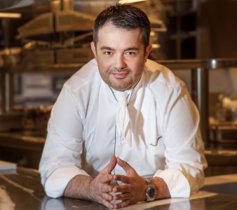 Après Le Grand Restaurant Jean-François Piège (2 étoiles Michelin) et Clover, le chef enchaîne avec Clover Grill.