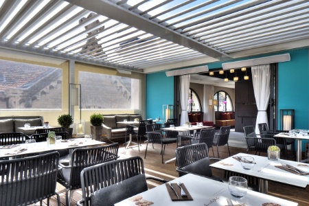 La terrasse couverte du Sea Sens, le restaurant du Five Seas Hotel.
