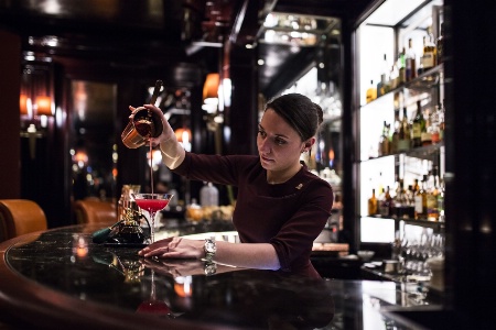 Aurélie Pezet, chef barman du Ritz Bar, à Paris.