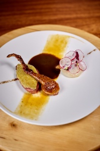 Plat de Sylvestre Wahid : Pigeon des costières rôti, laqué, suc de cuisson à la lavande, navet et betterave en aigre doux. Plat de Sylvestre Wahid : Pigeon des costières rôti, laqué, suc de cuisson à la lavande, navet et betterave en aigre doux.