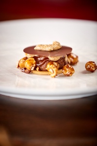 Dessert de Gilles Marchal : Crème chocolat grand cru ensablée, vanille, caramel, praliné et noisettes. Dessert de Gilles Marchal : Crème chocolat grand cru ensablée, vanille, caramel, praliné et noisettes.