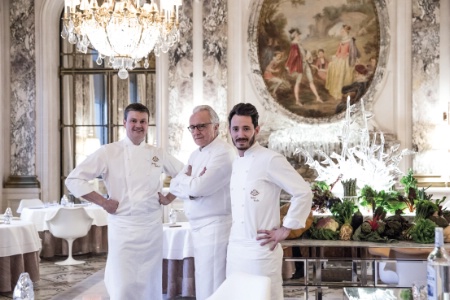 Jocelyn Herland, Alain Ducasse et Cédric Grolet au Meurice, à Paris.