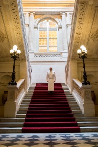 Guy Savoy sur le grand escalier de l'Hôtel de la Monnaie où il a déménagé son restaurant 3 étoiles.