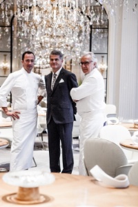Romain Meder, Denis Courtiade et Alain Ducasse au Plaza Athénée, à Paris.