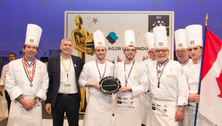 Prix du plus beau « Buffet Traiteur » : Alexandre Pernetta et Bruno Didier-Laurent de l'équipe du Canada.
