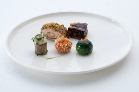 Dessine-moi 100% végétal : céleri, truffe noire de mon pays, racines, citron meyer, bouillon d'oignon aux céréales.