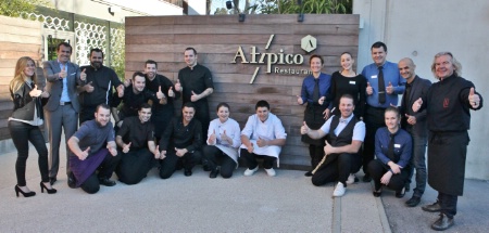 Guillaume Ruiz (à gauche) et Jean-Luc Rabanel (à droite) et l'équipe qui donne un nouvel élan au restaurant Atipico.