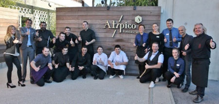 Guillaume Ruiz (à gauche) et Jean-Luc Rabanel (à droite) et l'équipe qui donne un nouvel élan au restaurant Atipico. Guillaume Ruiz (à gauche) et Jean-Luc Rabanel (à droite) et l'équipe qui donne un nouvel élan au restaurant Atipico.