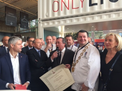 De gauche à droite : Laurent Wauquiez, président de la région Rhône-Alpes Auvergne, Gérard Collomb, maire de Lyon et sénateur du Rhône, Olivier Ginon, président de GL Events, Christophe Marguin, président des Toques Blanches Lyonnaises et Marie-Odile Fondeur, directrice générale du Sirha.