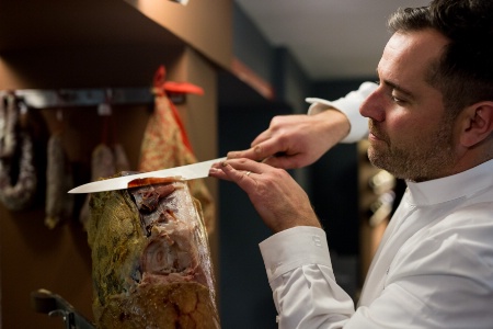 Le chef, Didier Lantuejoul : 'J'ai voulu recréer l'esprit d'un buron traditionnel cantalien mais moderne.'