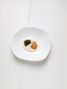 Brouillade de noix de coquille Saint-Jacques 'lulu', pain retrouvé au caviar oscičtre.