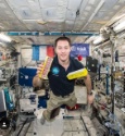 Thomas Pasquet reçoit des macarons Pierre Hermé dans l'espace