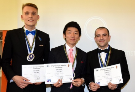 Le podium dans la catégorie professionnels (de gauche à droite) : Erik Tallemeth (3e, Estonie), Junichi Hasegawa (2e, Japon) et Simon Verger (France), le vainqueur
