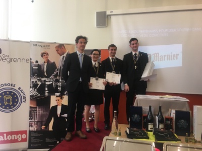Le podium en catégorie élèves (de gauche à droite) : Sarah Weber (3e, Canada), Simon Brochot (2e, France), et le vainqueur, Christian Angelov (Finlande), posent avec le représentant de la maison Philipponnat.
