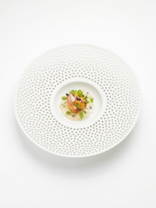 Homard de casier rôti à la vuletta, granité d'eau de tomates, mousse de poivrons.
