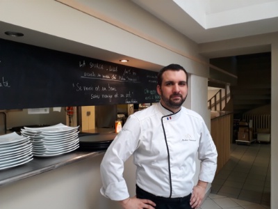 Mathieu Dernoncourt cuisine des produits bio beaux et goûteux, et aime l'expliquer.