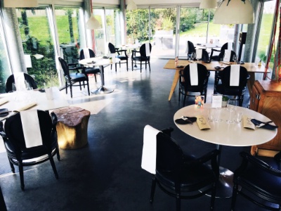 Le restaurant compte 30 couverts. Ici, la mise en place est rapide : la table est simplifiée pour que le client s'approprie l'espace.